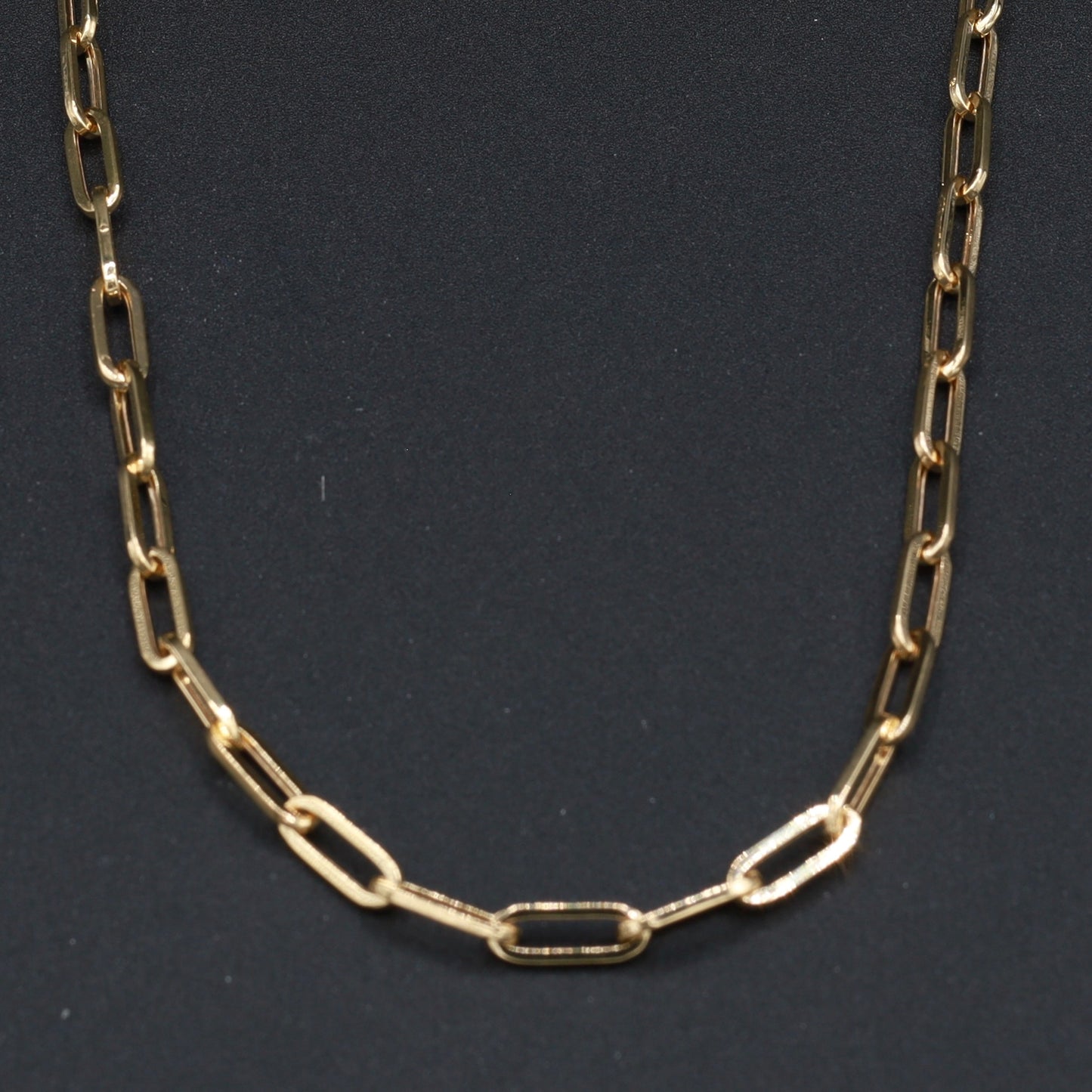 Collana in Oro 18 Carati con Maglie Rettangolari Sottili – Eleganza Discreta