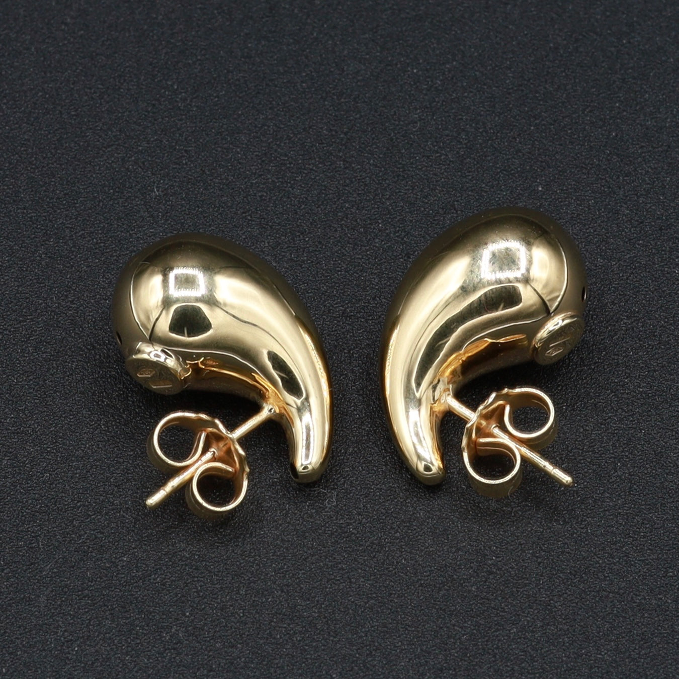 Orecchini a Lobo in Oro 18 Carati – Design Curvo ed Eleganza Moderna