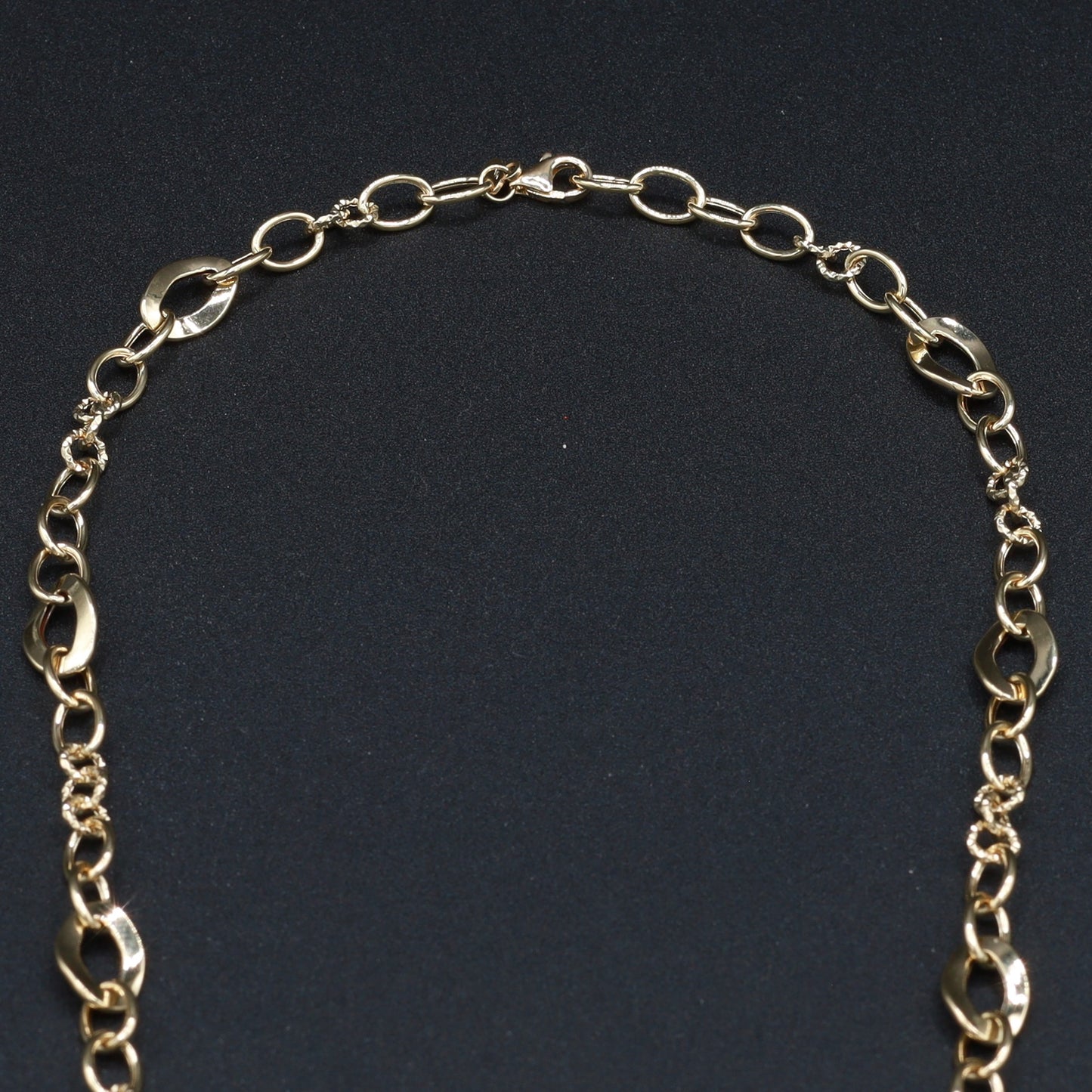 Collana in Oro 18 Carati con Maglie Alternate – Eleganza e Versatilità