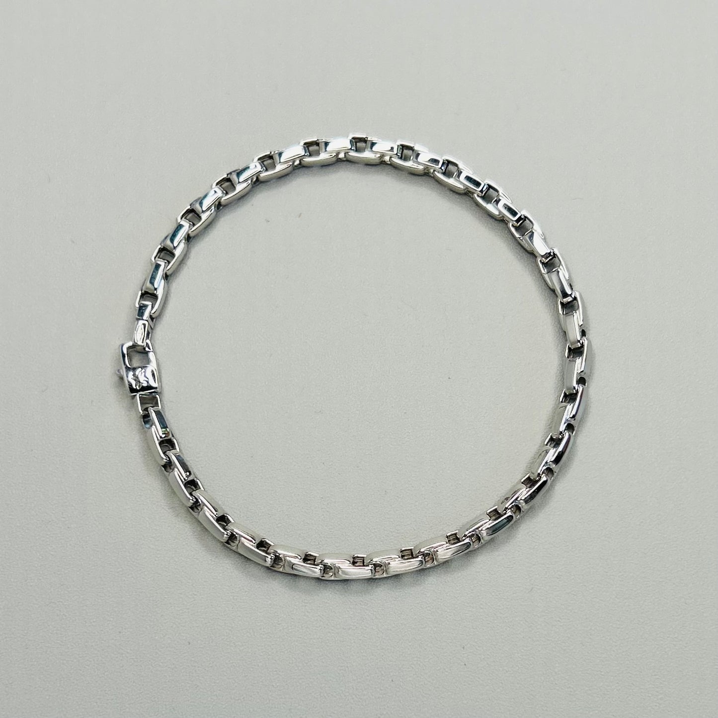 Bracciale da uomo in oro bianco 18 carati con maglie a catena classica, elegante e resistente, ideale per un look sofisticato e senza tempo.