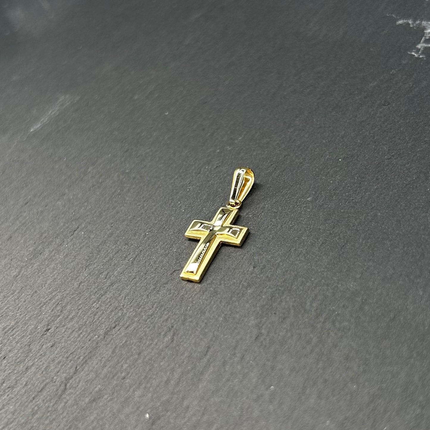 Croce in Oro 18 Carati con Dettagli Intagliati