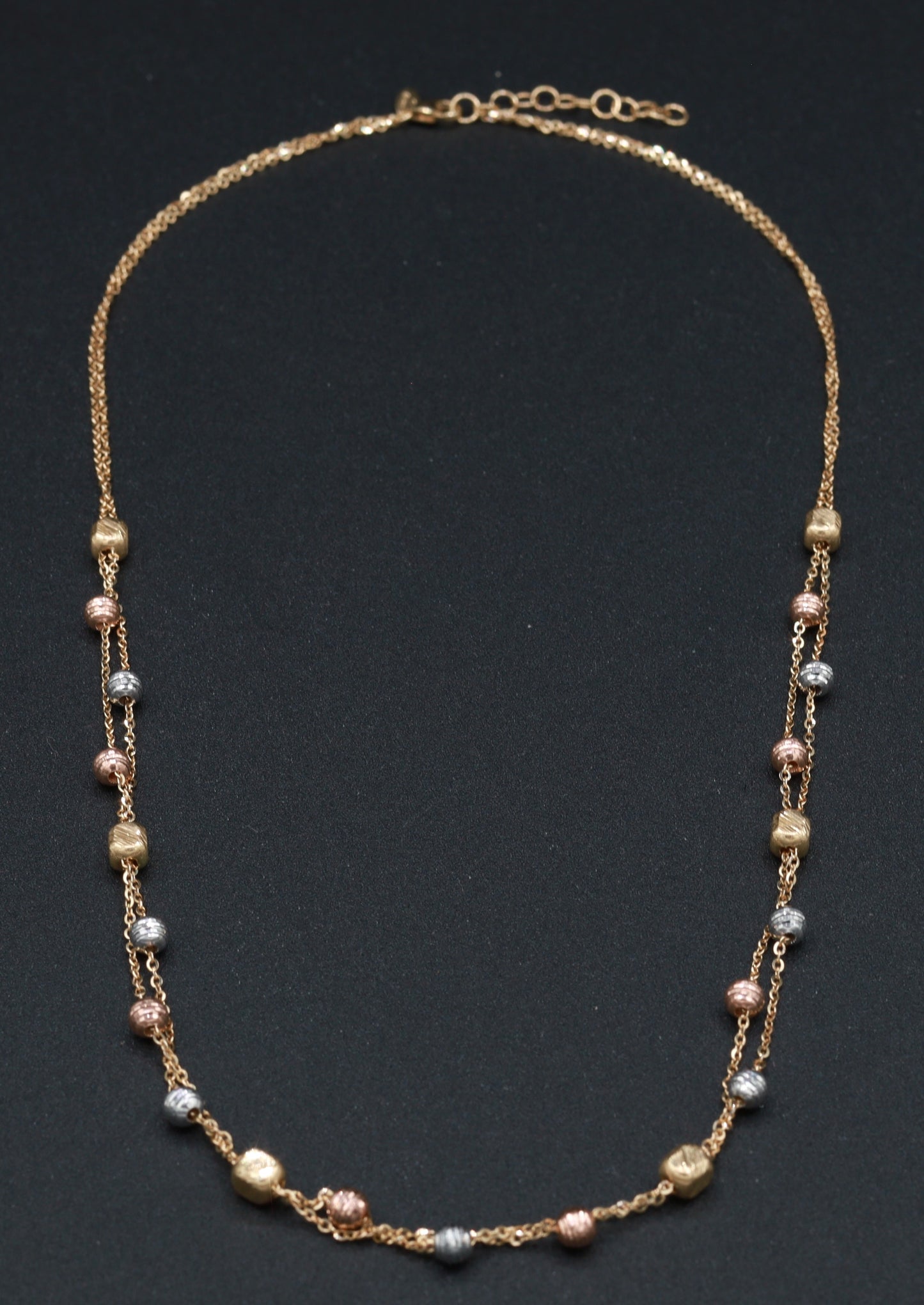 Collana in oro 18 carati con eleganti sfere bicolore in oro giallo, bianco e rosa, dal design raffinato e luminoso, ideale per ogni occasione.