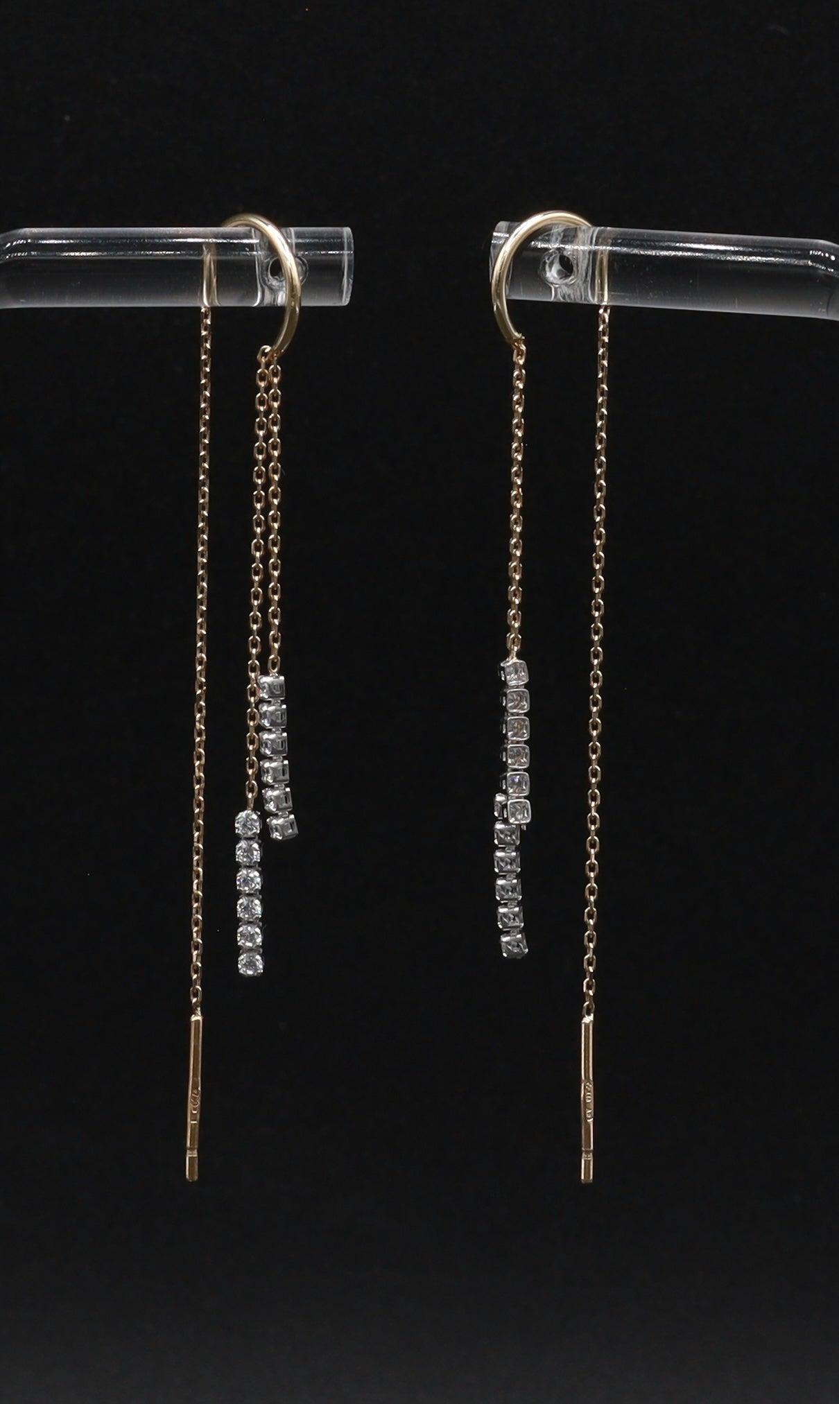 Orecchini Pendenti in Oro 18 Carati con Catene Sottili e Zirconi – Eleganza Minimalista