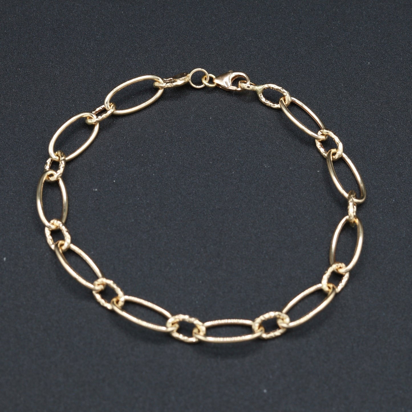Bracciale in Oro 18 Carati con Maglie Lisce e Lavorate - Raffinatezza e Armonia
