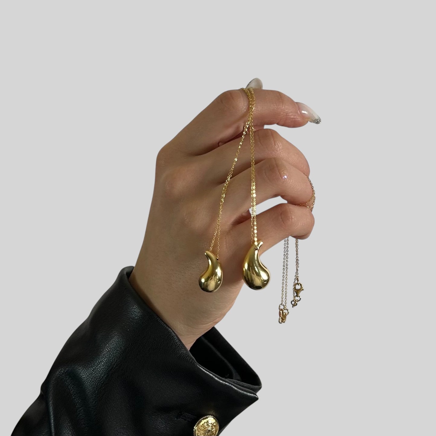 Collana in Oro 18 Carati con Elegante Pendente a Goccia