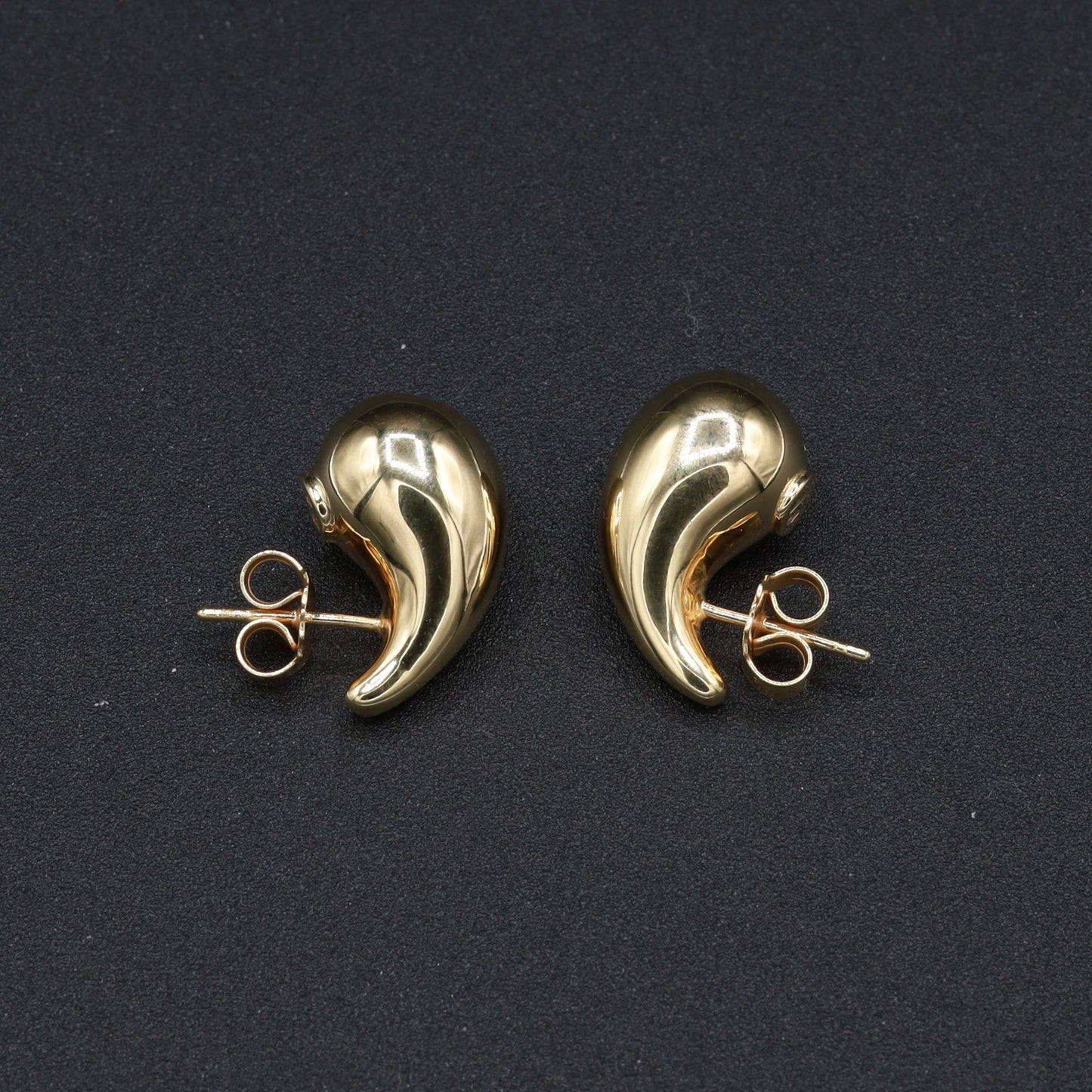 Orecchini a Lobo in Oro 18 Carati – Design Curvo ed Eleganza Moderna