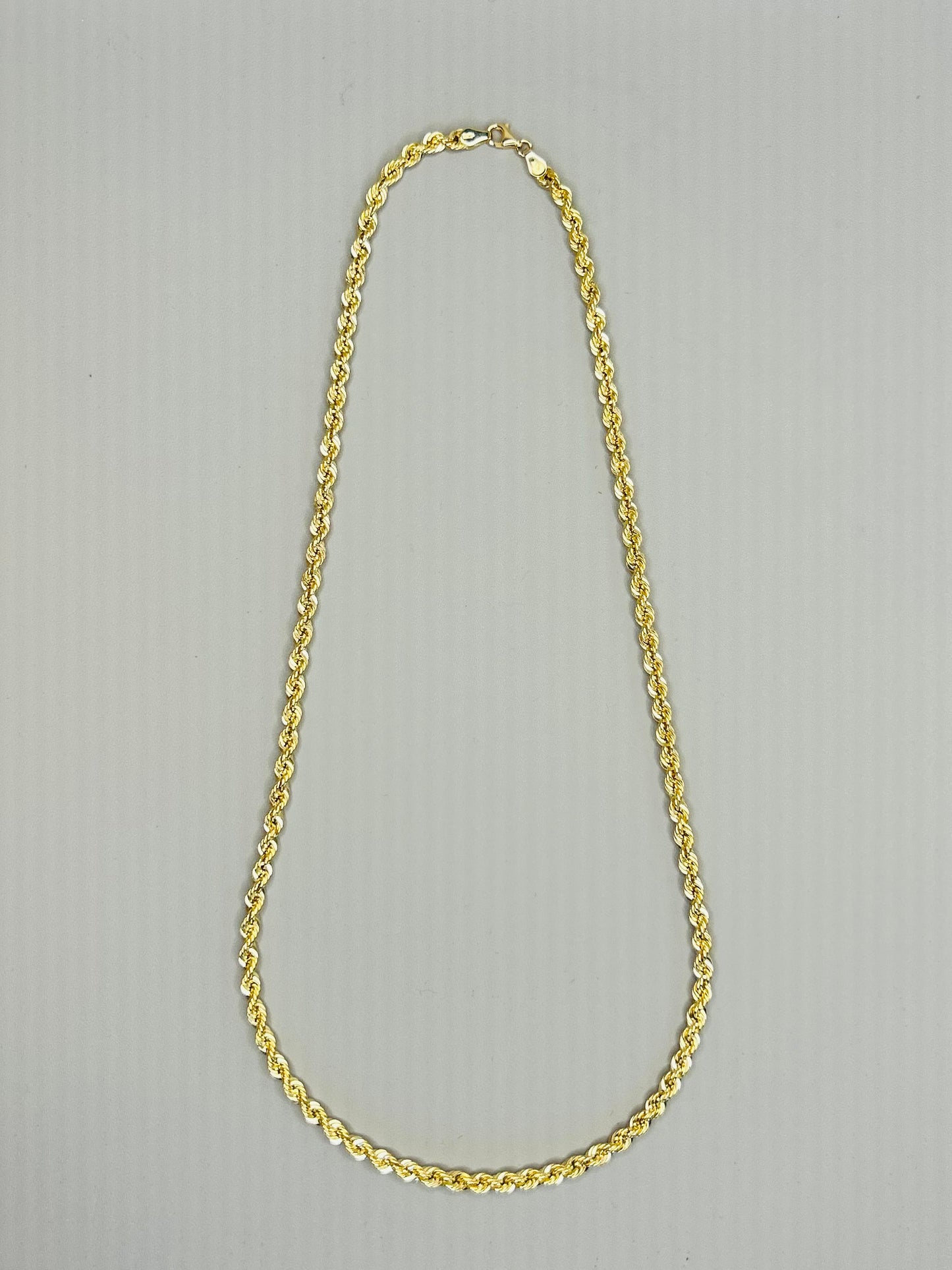 Collana in oro 18 carati con maglia intrecciata, raffinata e resistente, perfetta per un look elegante e senza tempo.