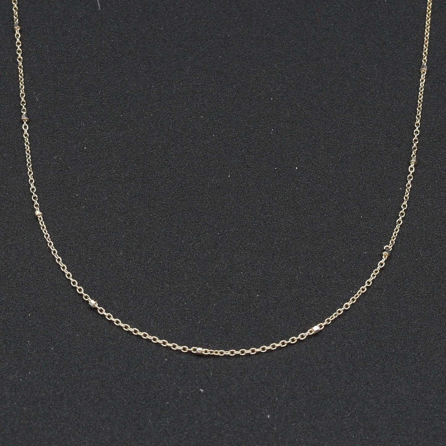 Collana in Oro 18 Carati con Dettagli Geometrici Eleganti