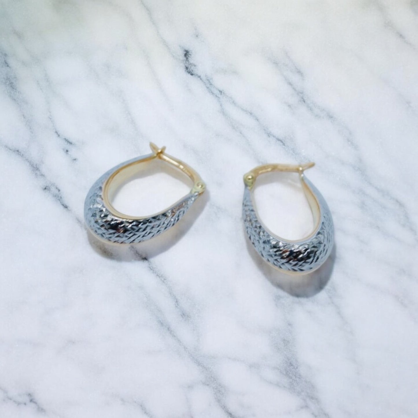 Orecchini a Cerchio in Oro 18 Carati – Design Elegante e Raffinato
