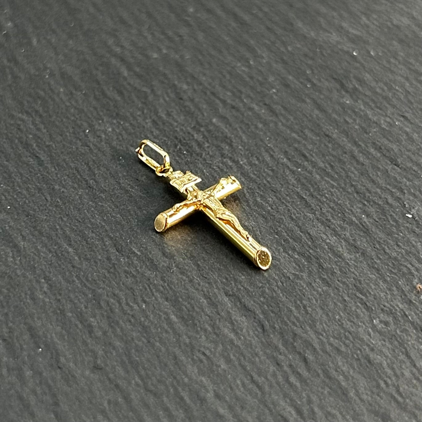 Croce con Cristo in Oro 18 Carati – Design Classico