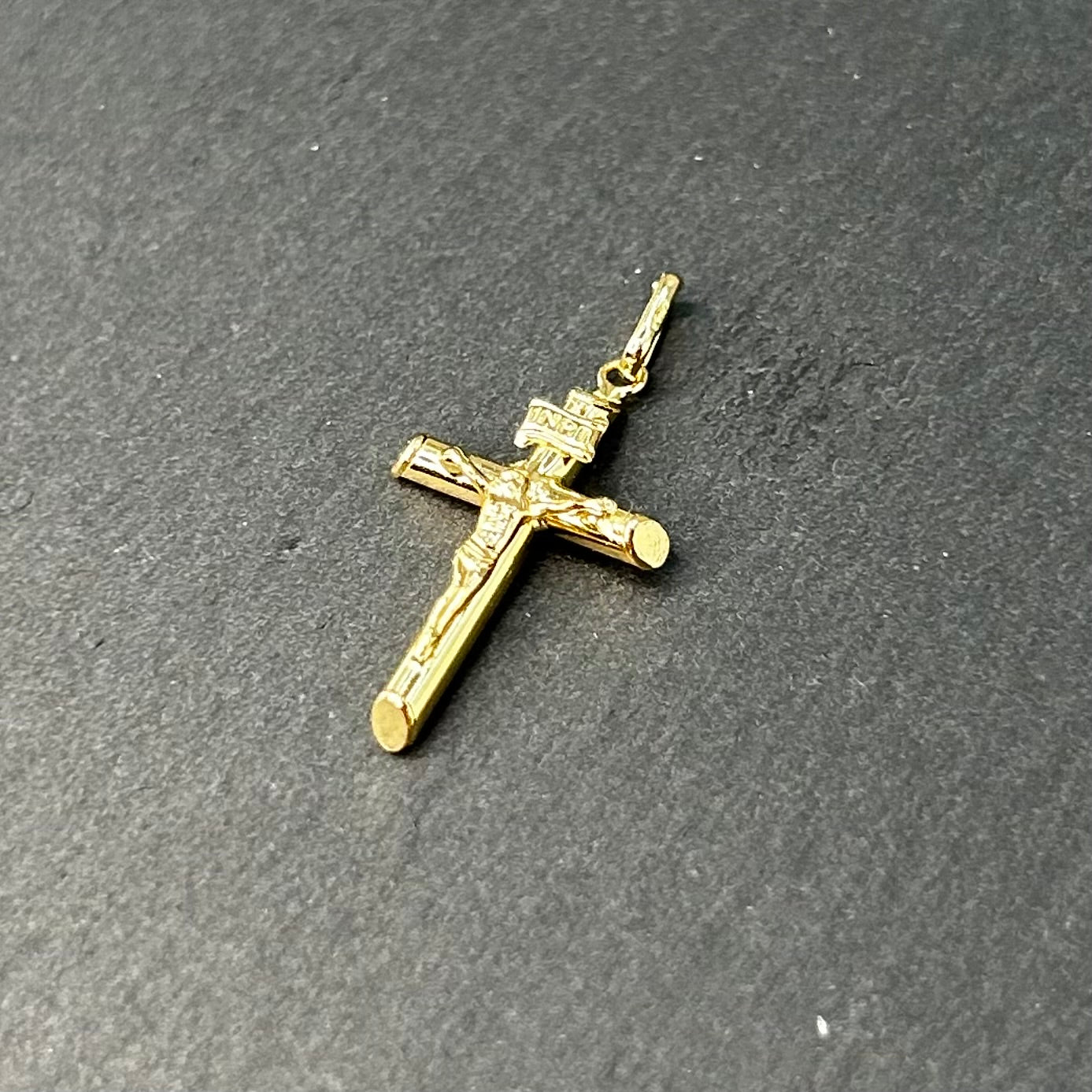 Croce con Cristo in Oro 18 Carati – Design Classico