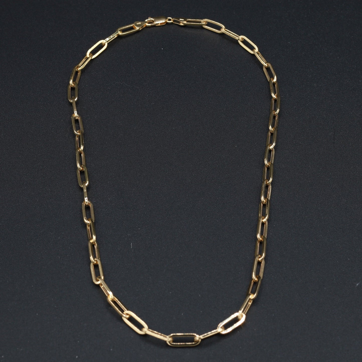 Collana in Oro 18 Carati con Maglie Rettangolari Sottili – Eleganza Discreta