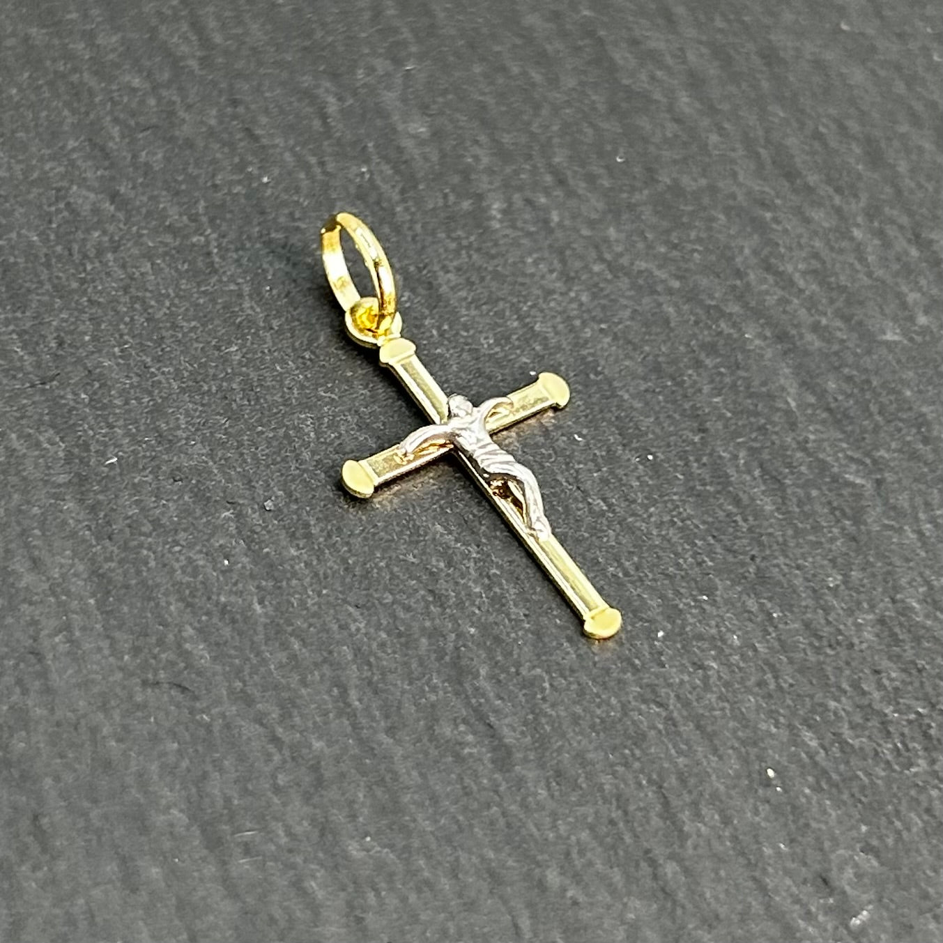 Croce con Cristo in Oro 18 Carati – Lavorazione Raffinata