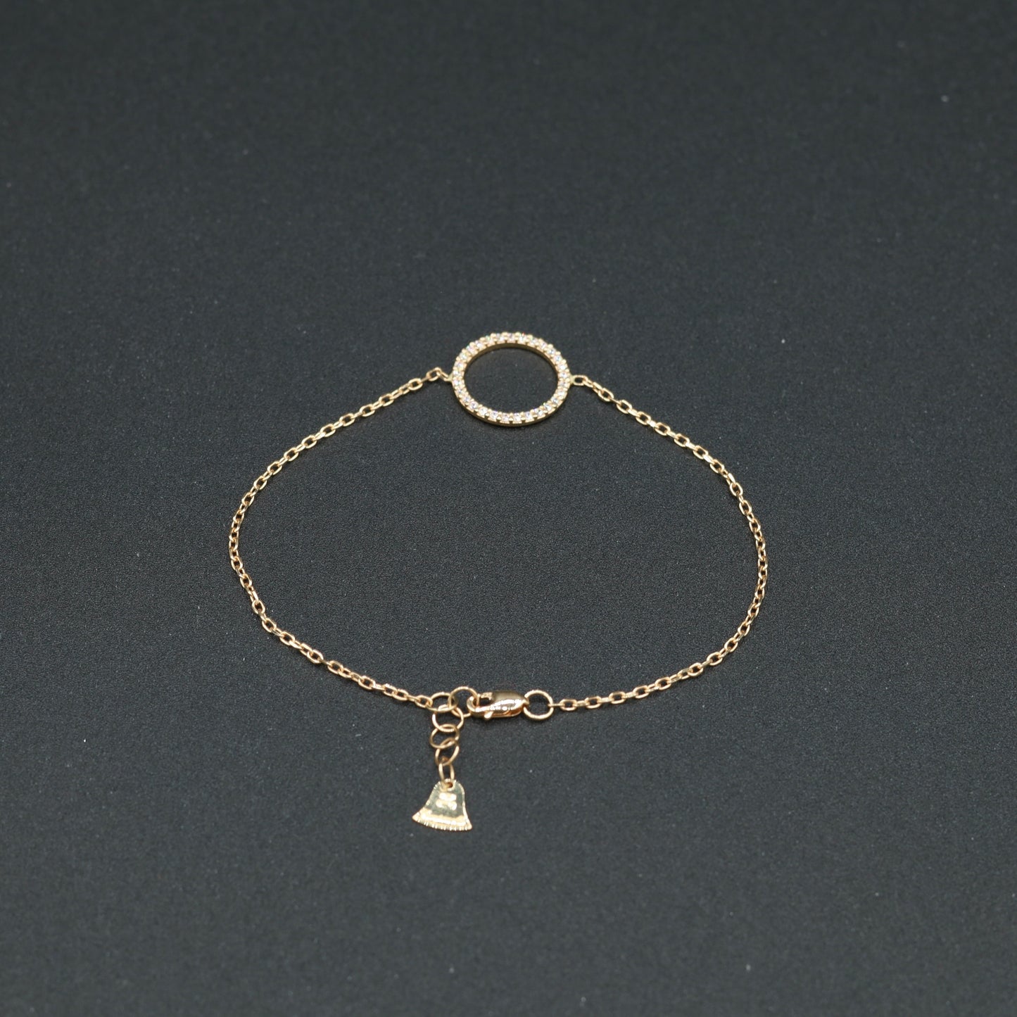 Pulsera de Oro de 18K con Círculo y Detalles Brillantes