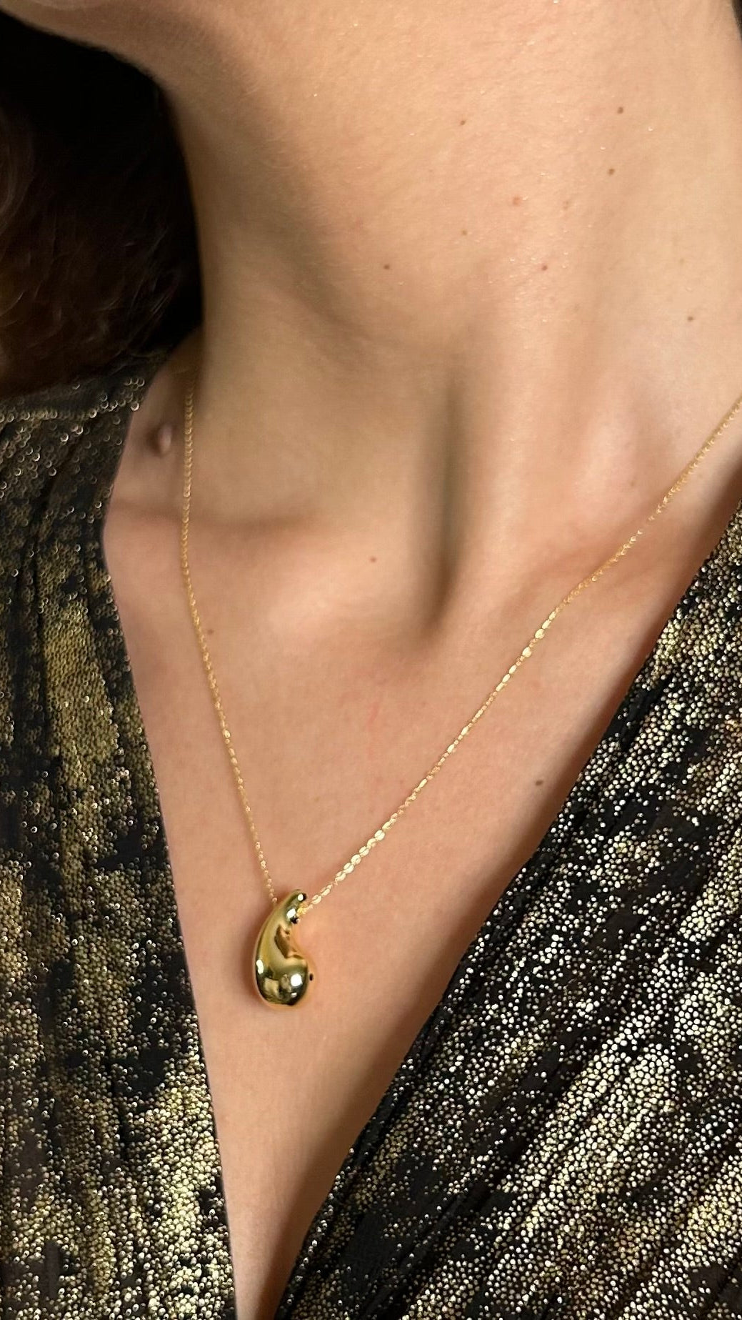 Collana in Oro 18 Carati con Elegante Pendente a Goccia