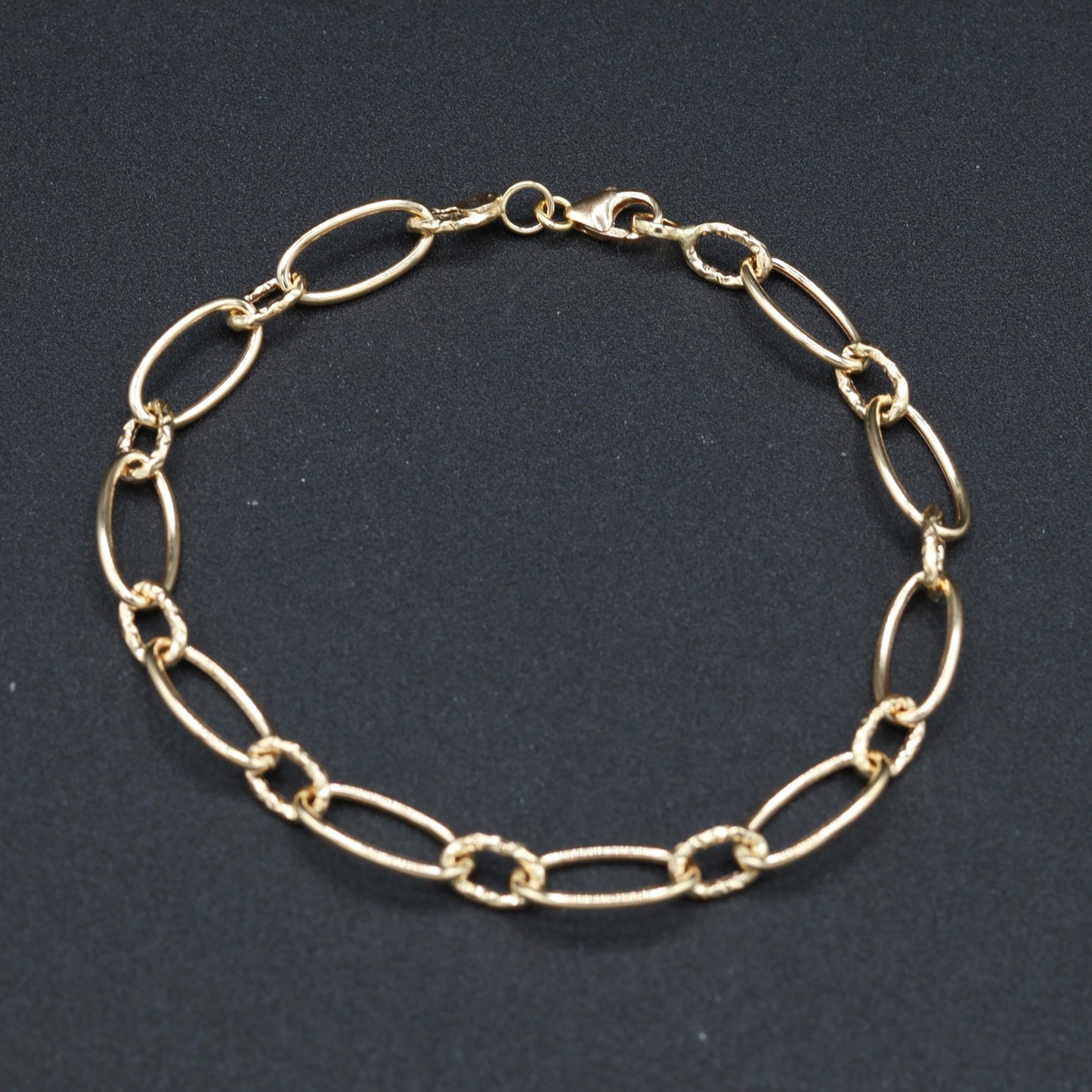 Bracciale in Oro 18 Carati con Maglie Lisce e Lavorate - Raffinatezza e Armonia