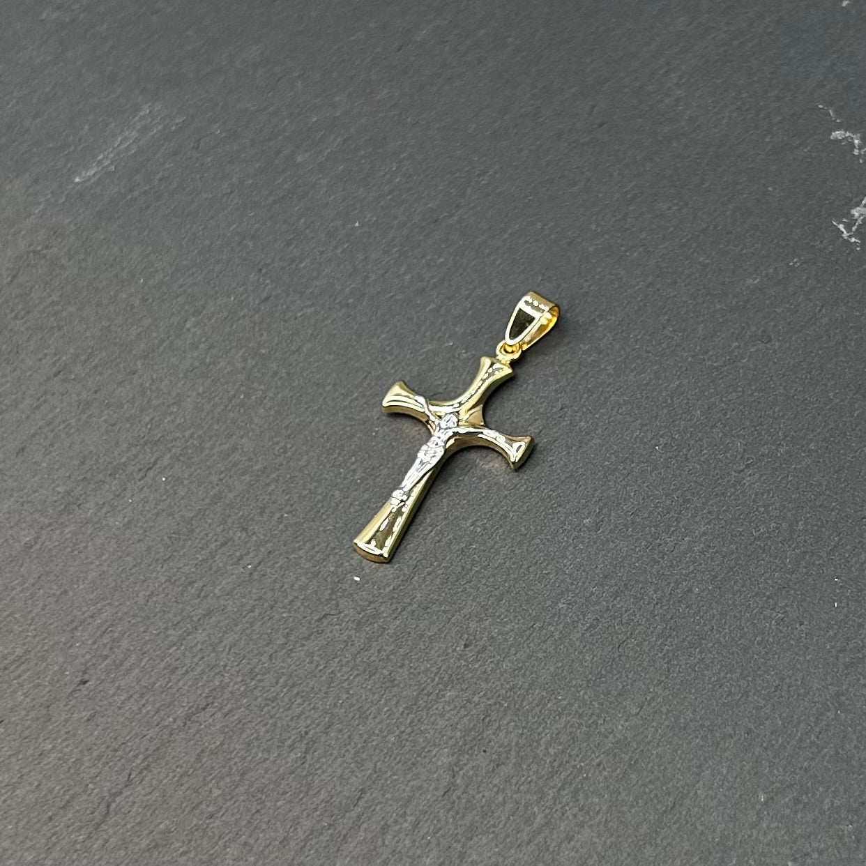 Croce in Oro 18 Carati con Cristo e Dettagli Brillanti