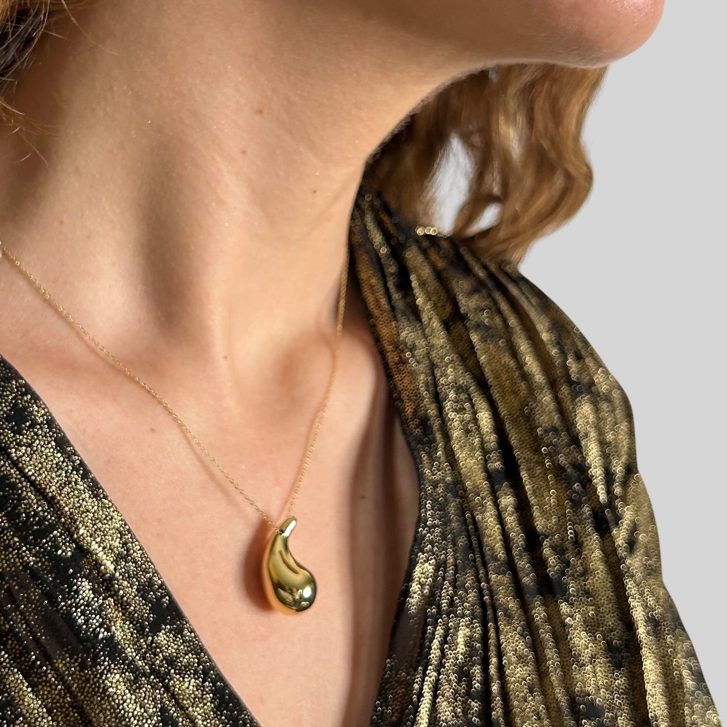 Collana in Oro 18 Carati con Elegante Pendente a Goccia