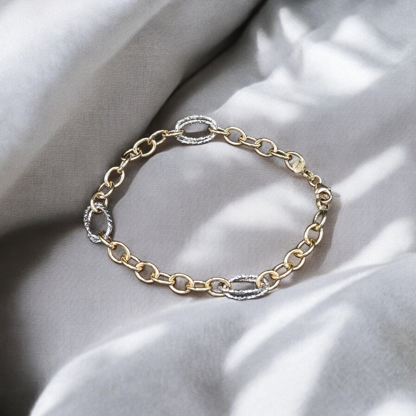 Bracciale in Oro 18 Carati Bicolore con Maglie Lavorate - Eleganza e Distinzione