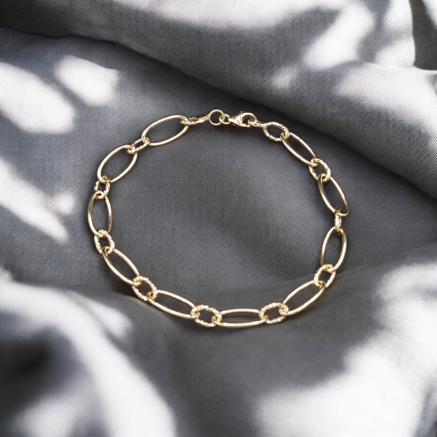 Bracciale in Oro 18 Carati con Maglie Lisce e Lavorate - Raffinatezza e Armonia